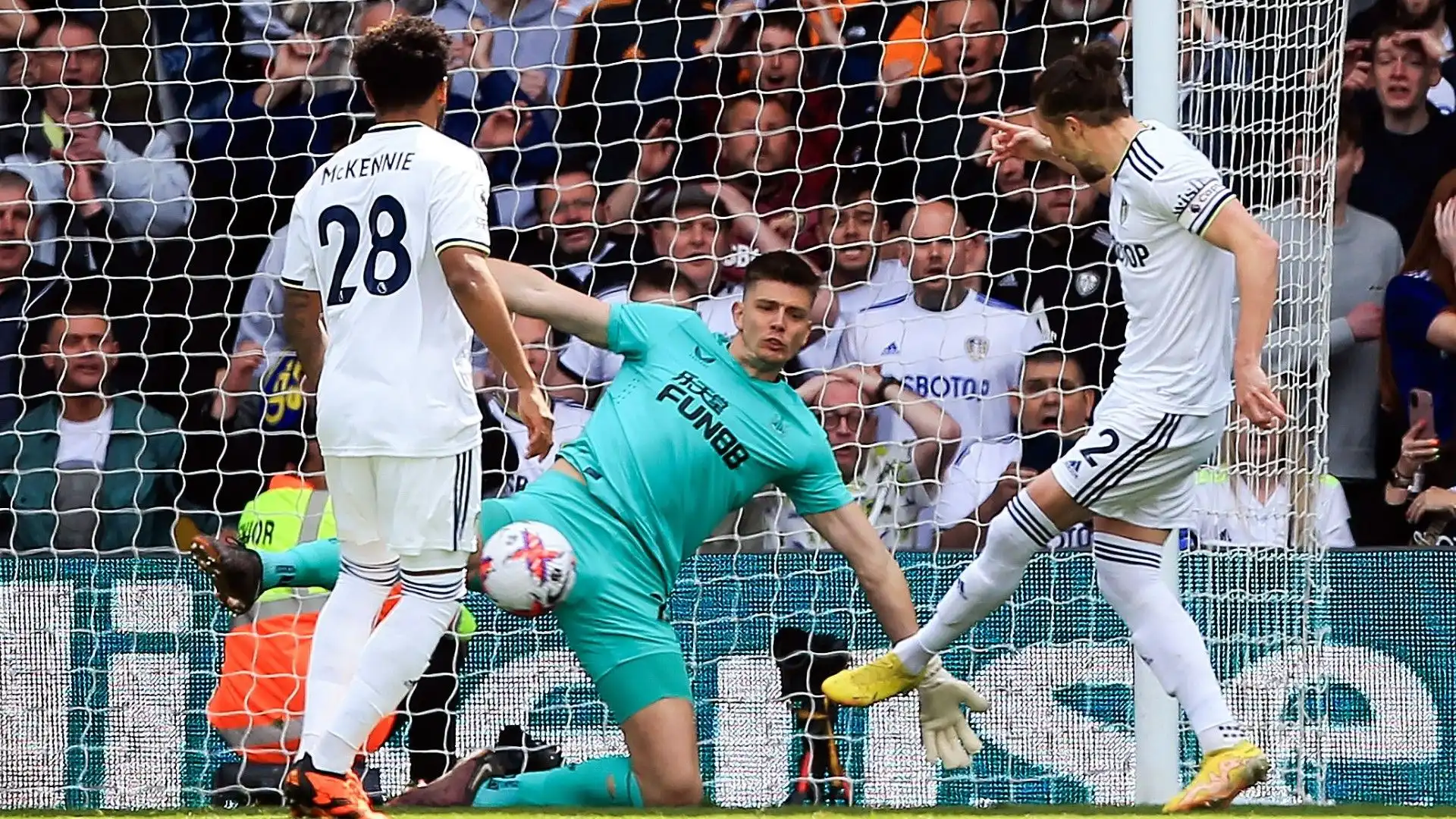 Pareggio show tra Leeds e Newcastle: le foto più belle
