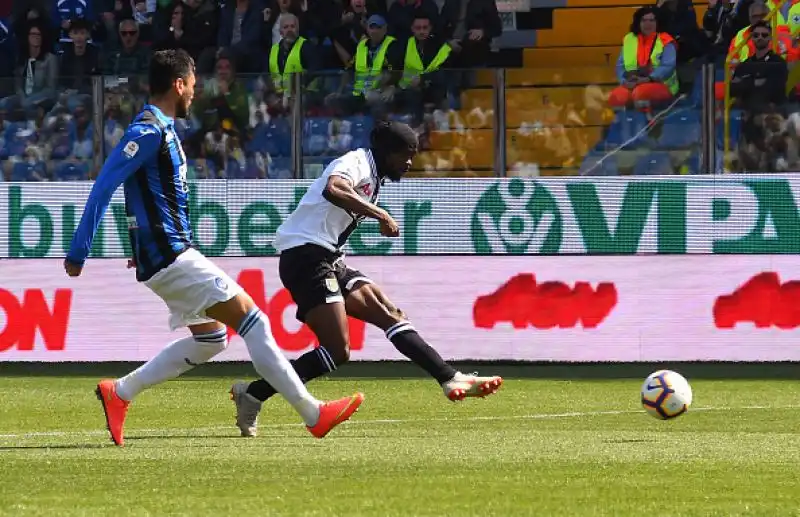 Vantaggio dei padroni di casa con Gervinho, poi pareggio di Pasalic e gol vittoria di Duvan Zapata.