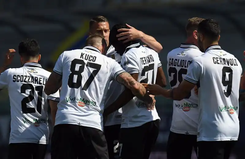 Vantaggio dei padroni di casa con Gervinho, poi pareggio di Pasalic e gol vittoria di Duvan Zapata.