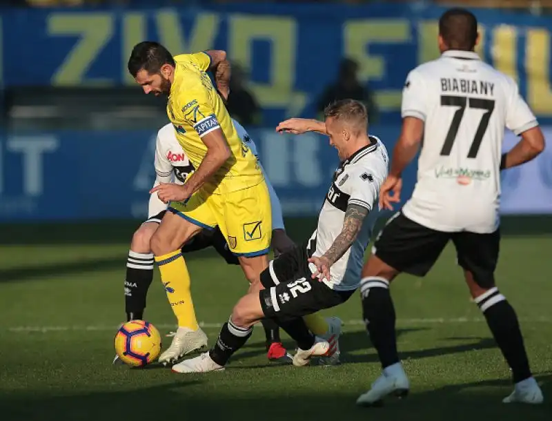 Al vantaggio dei veronesi di Stepinski rispondono gli emiliani con una splendida punizione di Bruno Alves.