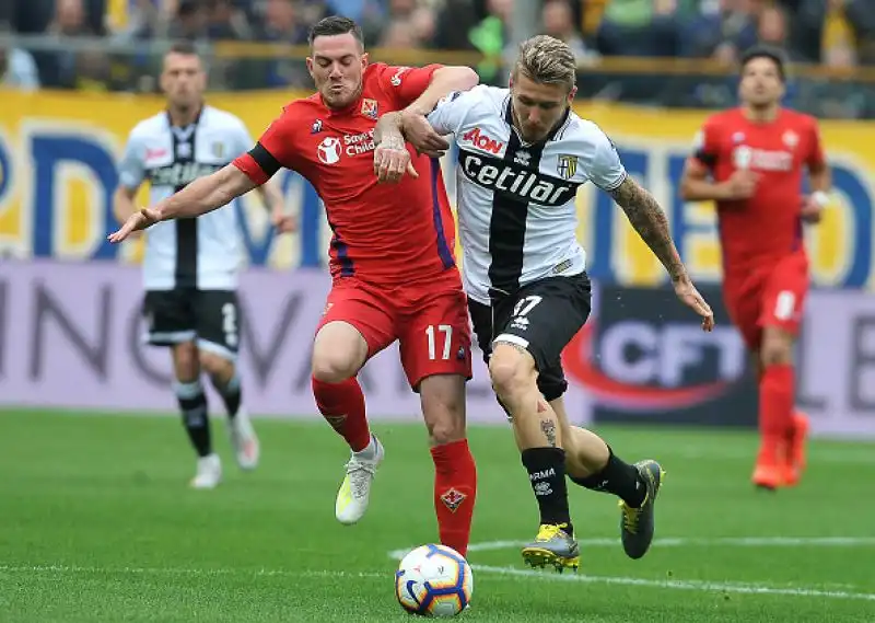 La Fiorentina incappa nella quinta sconfitta consecutiva a Parma e ora trema: nell'ultimo match se la vedrà contro il Genoa, un vero e proprio spareggio per la salvezza. 