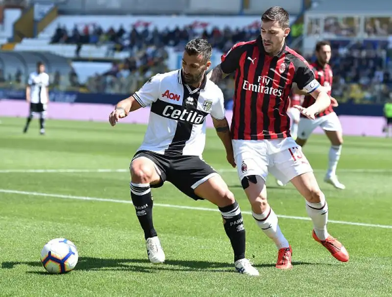 Il Milan non va oltre l'1-1 a Parma nell'anticipo delle 12.30 della 33esima giornata di serie A: le reti nella ripresa, a Castillejo replica su punizione Bruno Alves nel finale