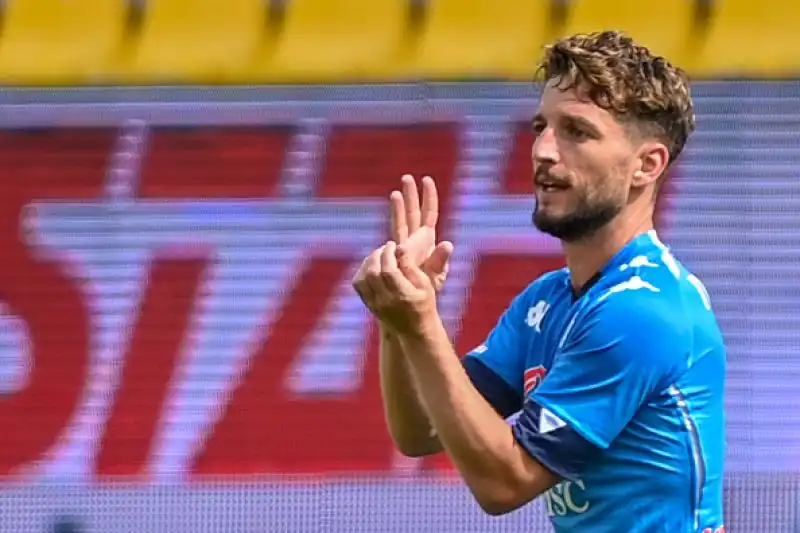 Per i partenopei gol di Mertens e Insigne, positivo l'esordio del nigeriano Osimhen.