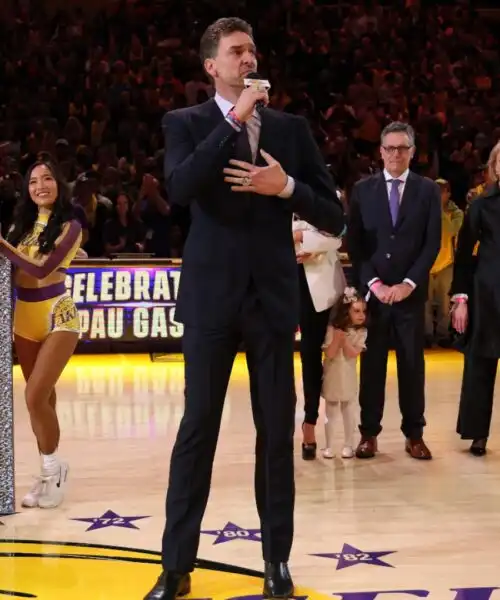 NBA, i Lakers celebrano Pau Gasol: occhi lucidi ricordando Kobe Bryant