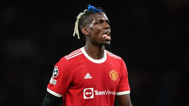 L'ultima trovata del francese: ciocche nere, bianche e blu sfoggiate in Champions League