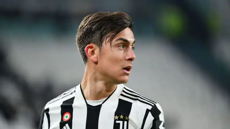 Paulo Dybala si allontana sempre di più dalla Juventus