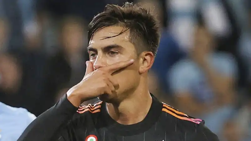 Juventus, Paulo Dybala si scalda per la panchina