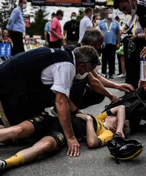 Paura al Tour de France femminile: maxi caduta, le foto della carambola