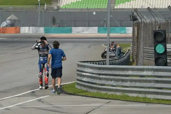 Spaventosa caduta, per fortuna senza conseguenze, per Loris Baz. Lo pneumatico posteriore della sua Ducati Avintia è esploso in mille pezzi, in pieno rettilineo, a oltre 260 km/h.