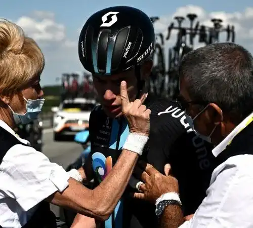 Paurosa caduta al Tour de France, le foto impressionano ma è andata bene