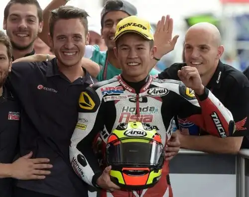 Moto3 ribaltata, vince un malese