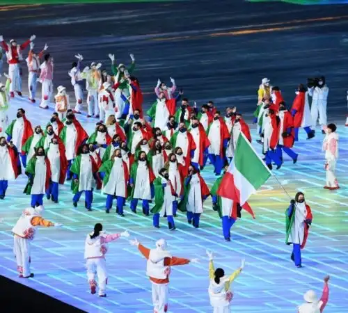 Pechino 2022: le Nazionali sfilano, Italia in tricolore. Le foto
