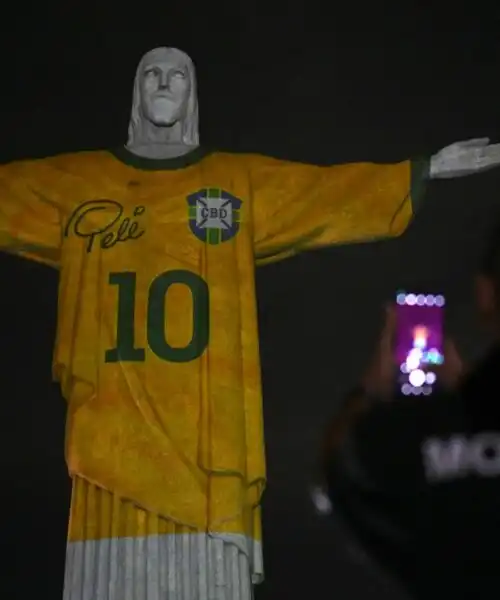 Pelé: un anno dopo, un omaggio che emoziona il mondo intero. Le immagini