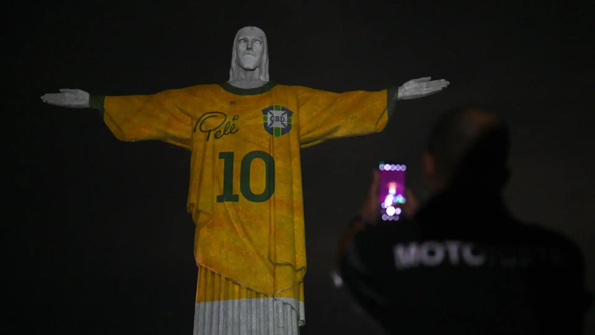 Pelé: un anno dopo, un omaggio che emoziona il mondo intero. Le immagini
