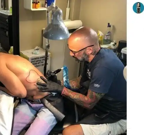La Pellegrini che si tatua manda in estasi i suoi fans