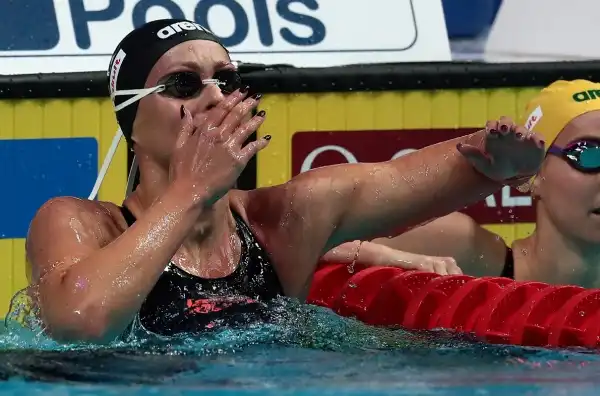 Federica conquista il terzo oro iridato della sua carriera. Poi annuncia: "Sono i miei ultimi 200".