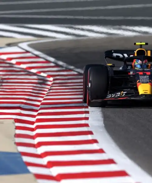 Fernando Alonso tra le Red Bull, Ferrari indietro