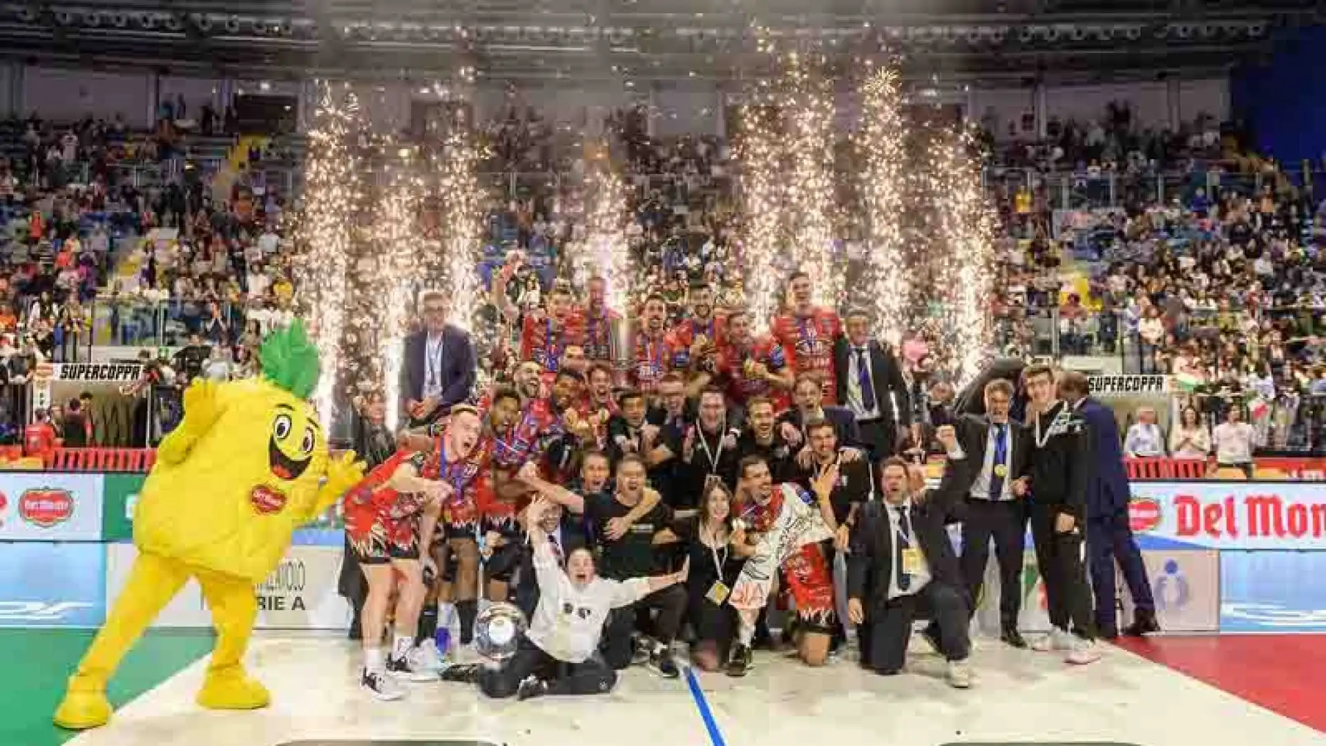 La Sir Susa Vim Perugia si impone al tie break sulla Cucine Lube Civitanova nel sold out del Biella Forum e conquista la quinta Del Monte Supercoppa della storia della società.