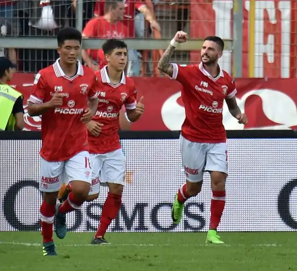 Il Perugia travolge per 3-0 il Parma, e aggancia al primo posto il Carpi, con la doppietta di Buonaiuto e la rete del nordcoreano Kwang-Song Han.