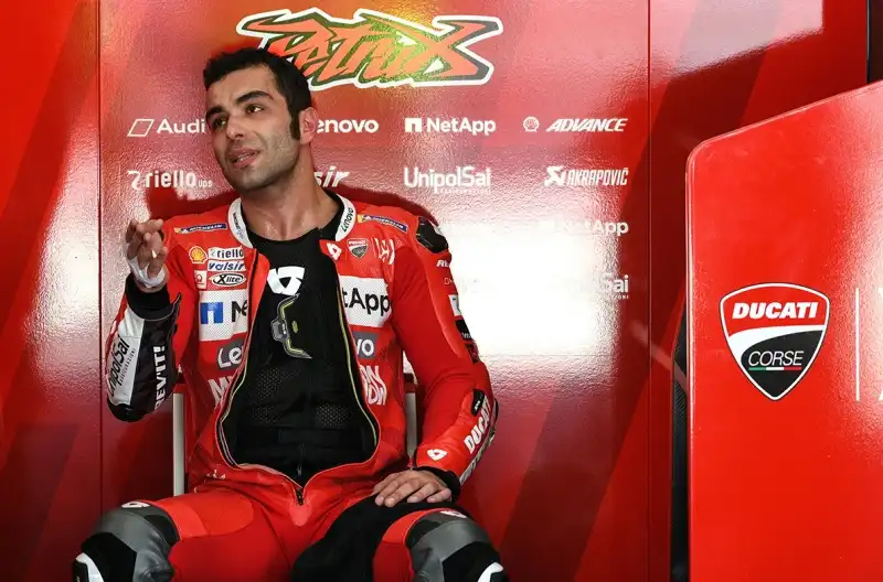 I primi riscontri crnometrici hanno visto nelle prime dieci posizioni anche tre piloti italiani. Petrucci, su Ducati, davanti a Rossi e al suo compagno di squadra Dovizioso.
