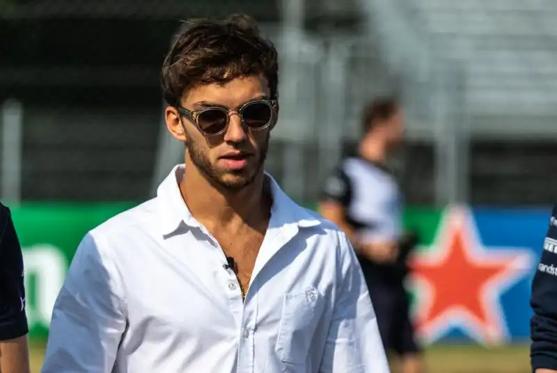 Il pilota della Alpha Tauri ha preso le misure durante la pit-walk. Foto di Cristian Lovati