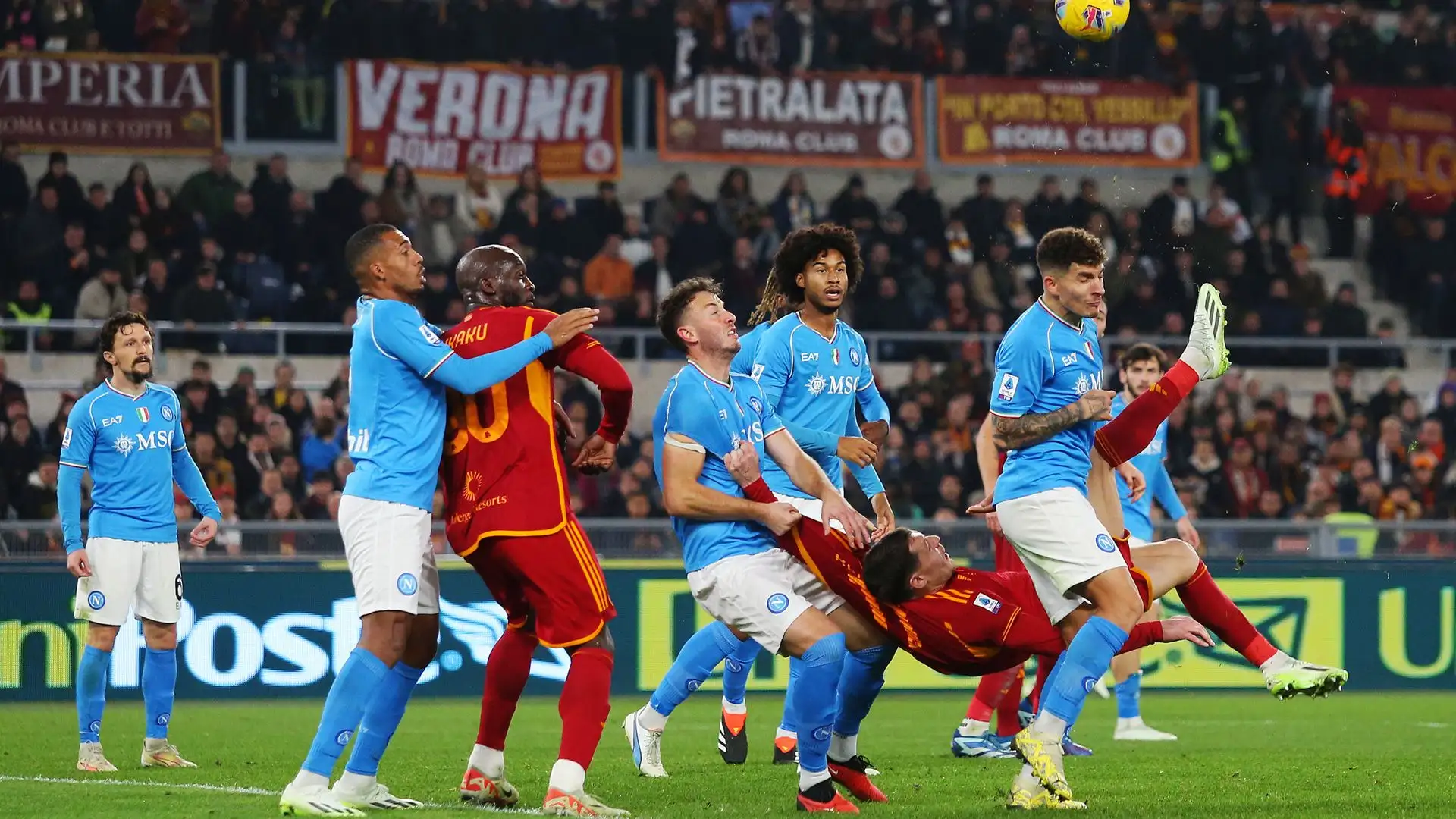 La Roma sale a 28 punti e scavalca il Napoli, fermo a 27
