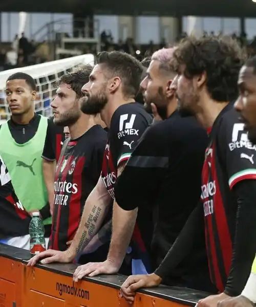 Pioli e i milanisti a rapporto dai tifosi inferociti dopo il brutto ko. Le foto