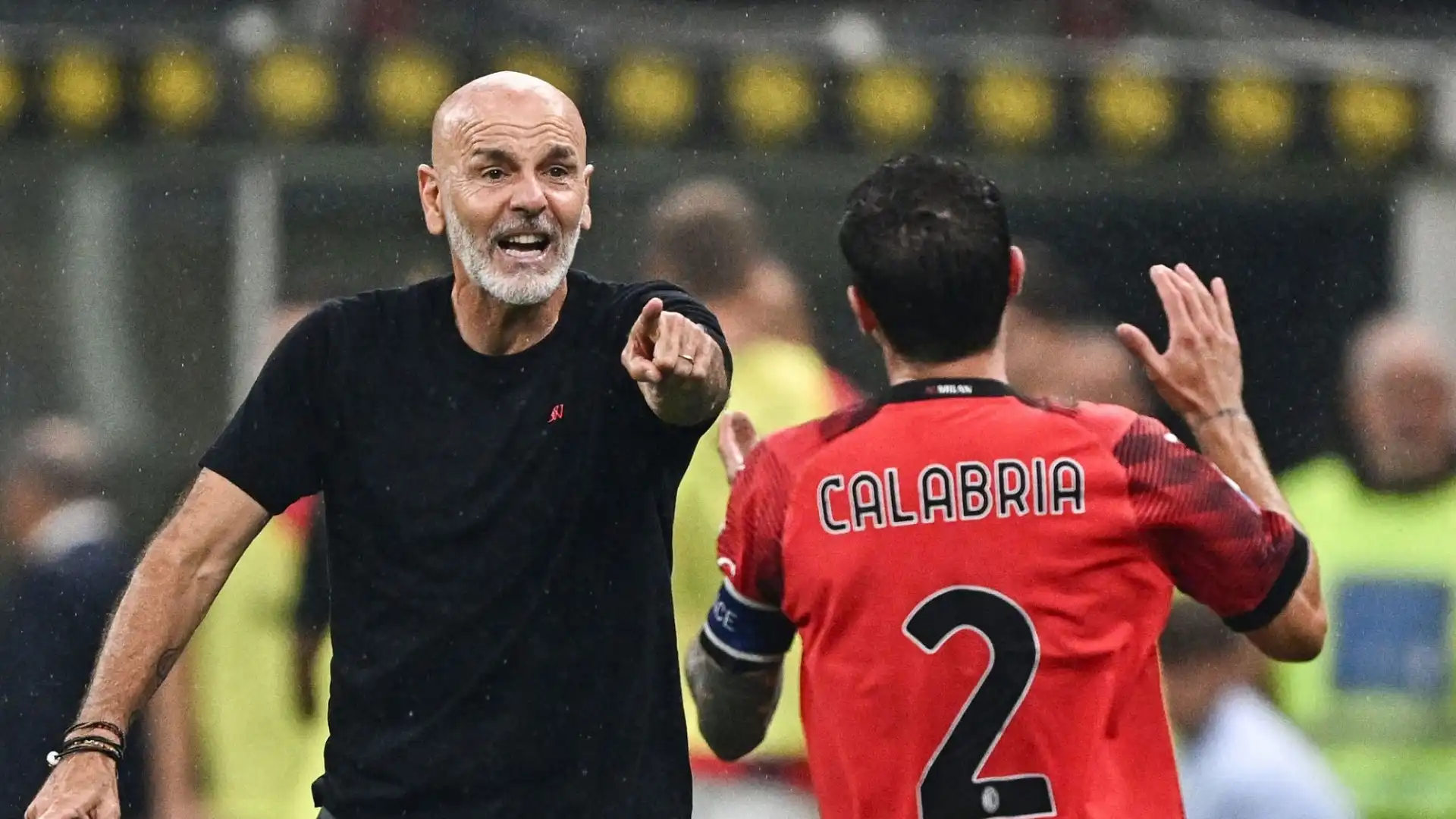 Pioli nel mirino dei tifosi del Milan dopo la brutta sconfitta nel derby contro l'Inter