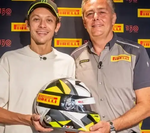 La nuova corona di Valentino Rossi: casco speciale da Pirelli