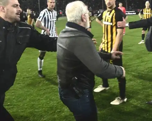 Invade il campo armato: in Grecia campionato sospeso