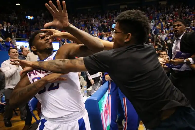 Le foto dell'incredibile zuffa scoppiata al termine della sfida di college tra Kansas e Kansas State