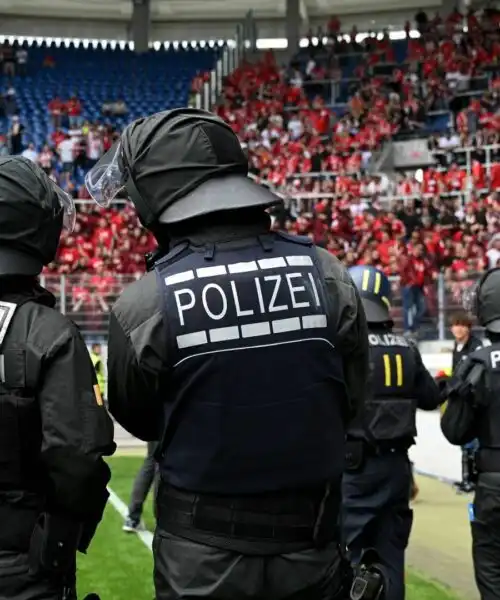 Polizia in campo nel derby in 2. Bundesliga: le foto