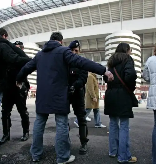 Giorgetti: “Isolare i violenti”