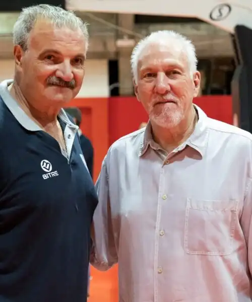 L’Olimpia batte Cantù sotto gli occhi di Gregg Popovich