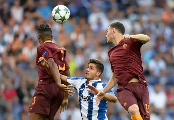 Poteva andare peggio alla Roma, vista l'espulsione di Vermaelen al termine del primo tempo, ma con l'inferiorità numerica riesce a strappare un prezioso pareggio nell'andata del preliminari.