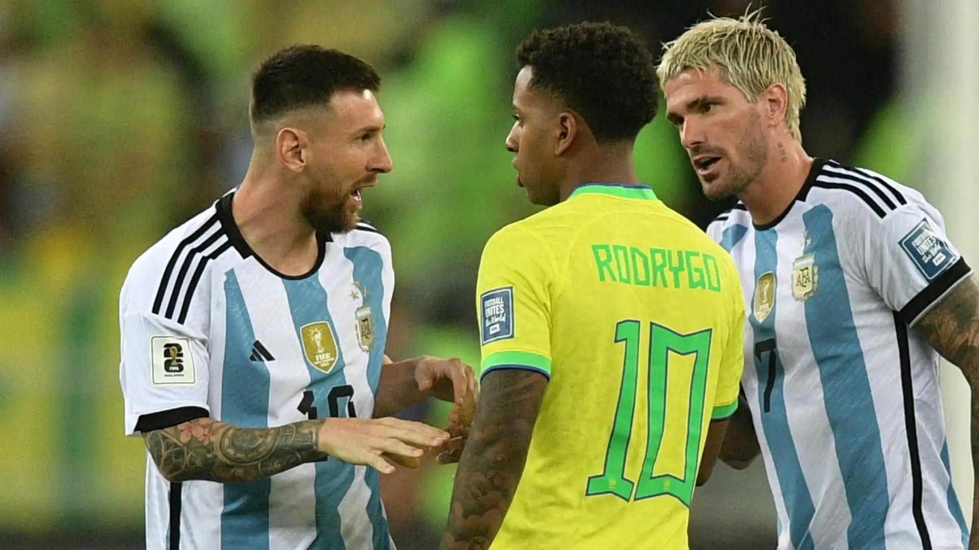Prima la lite, poi la festa: le foto del gesto di Messi