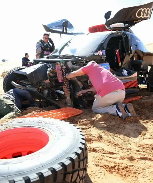 Problemi per Carlos Sainz: le immagini dell’auto guasta in mezzo al deserto