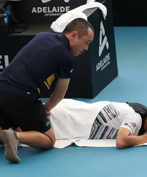 Problemi per Yoshihito Nishioka: il giapponese abbandona il match. Le foto