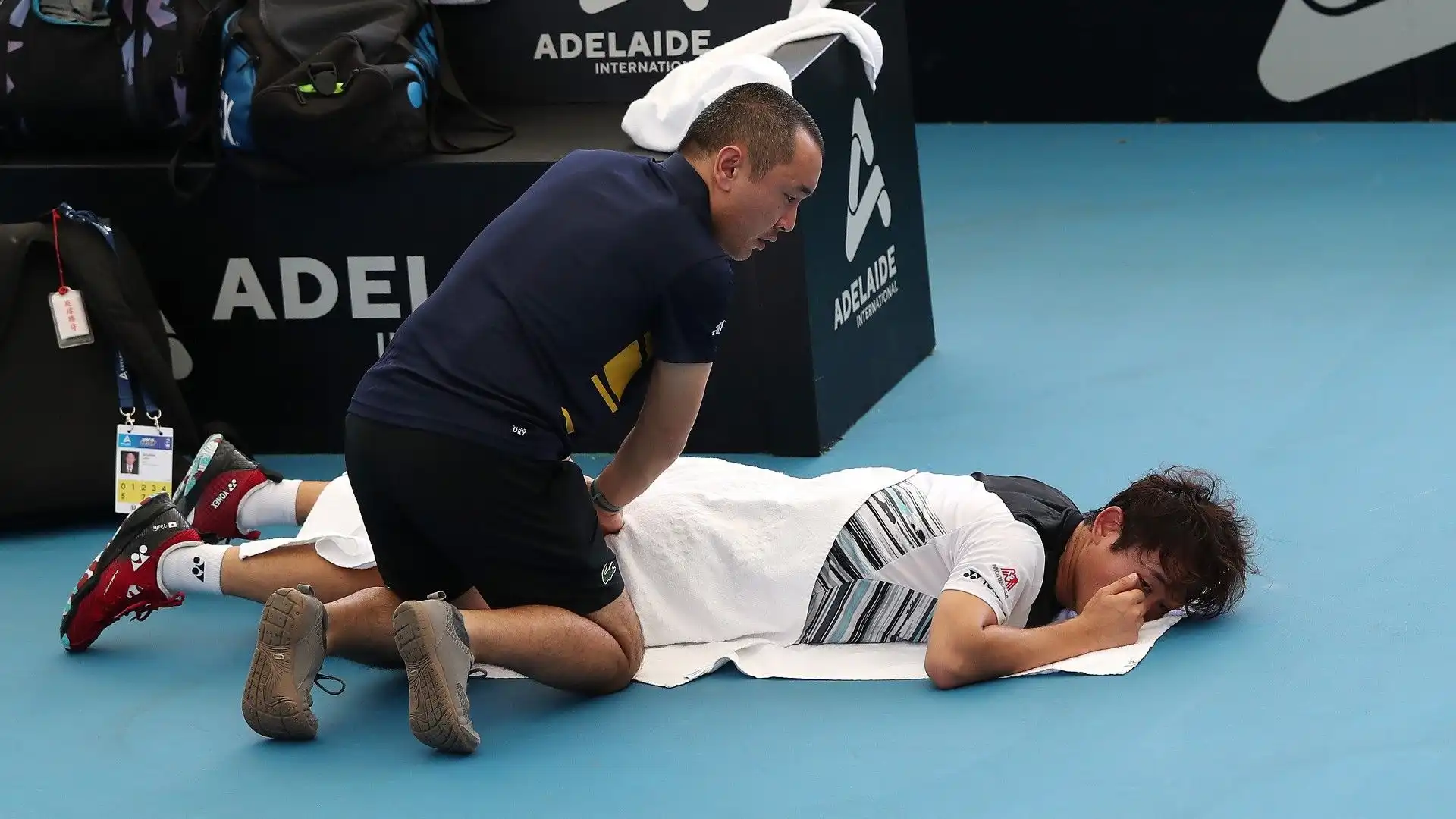 Problemi per Yoshihito Nishioka: il giapponese abbandona il match. Le foto