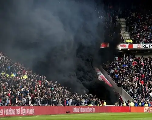 PSV-Ajax, fumo nero allo stadio: gara sospesa