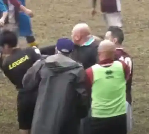Vergogna in Piemonte: allenatore colpisce l’arbitro con un violento pugno. Guarda il video