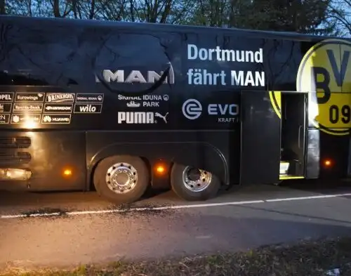 Choc in Germania: esplosioni contro il bus del Borussia, ferito Bartra