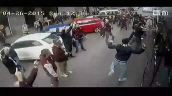 Il pullman della Juventus è stato preso d'assalto prima dell'inizio del derby della Mole. Un vetro rotto e tanta paura per i giocatori. Queste le immagini girate dall'interno del mezzo.