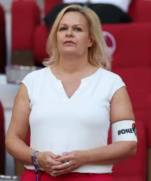 Qatar 2022: Nancy Faeser, il ministro degli interni tedesco, indossa la fascia One Love