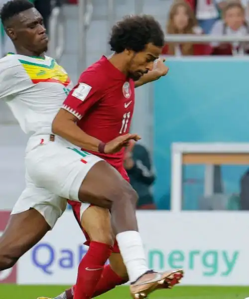 Mondiali, clamoroso errore dell’arbitro: attaccante travolto, Var in silenzio. Le foto