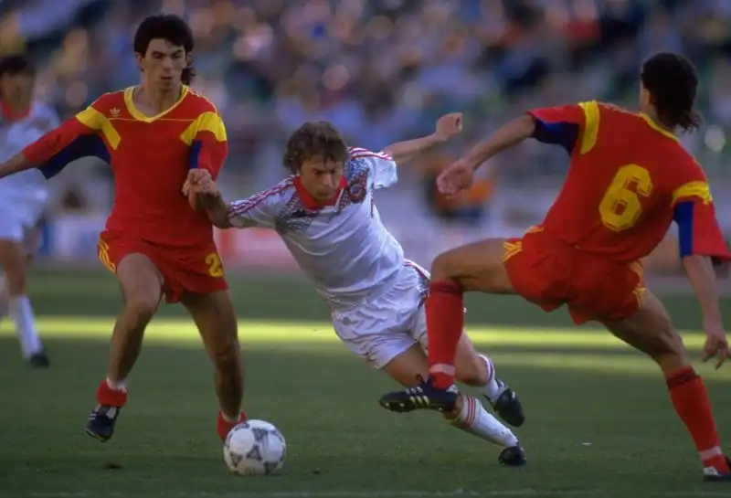 1 – Quale coppia di Nazionali fu squalificata dalla Fifa durante le qualificazioni al Mondiale ’90?
A - Cile e Messico
B - Honduras e Bolivia
C - Perù e Guatemala
D - Venezuela e Trinidad & Tobago