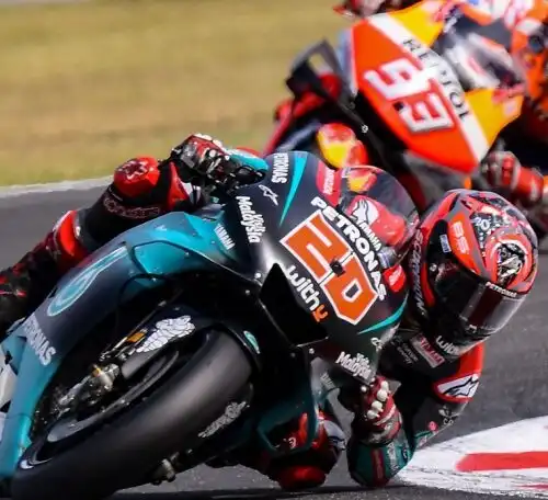 Marquez trionfa a Misano, Valentino Rossi giù dal podio