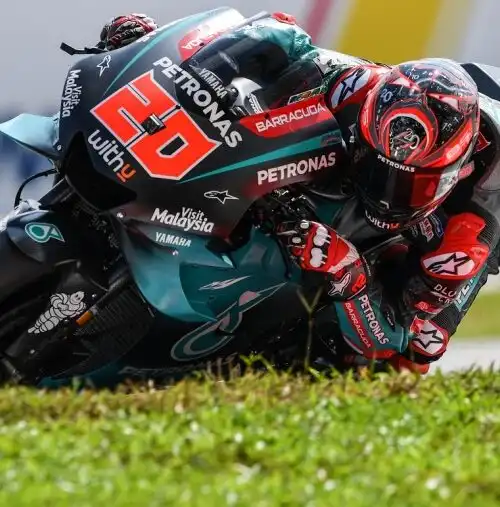 Quartararo in pole, Valentino Rossi dietro. A terra Marquez