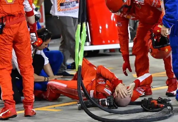 L'uomo travolto è finito a terra ed è poi stato portato al centro medico dove gli è stata diagnosticata la frattura di tibia e perone. Per Kimi la corsa è finita lì, quando ancora lottava per il podio