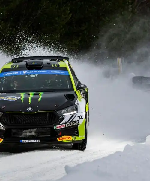 Rally: a tutta velocità in mezzo alla neve, le foto sono spettacolari